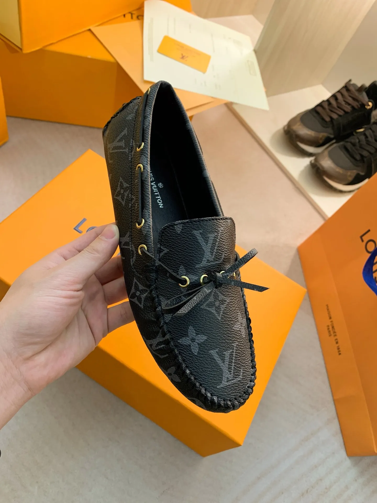p460💰Couple model❤️🇫🇷 𝙇𝙤𝙪𝙞𝙨 𝙑𝙪𝙞𝙩𝙩𝙤𝙣 🇫🇷Louis Vuitton 2023 Classic𝓛𝓿 𝓣𝓻𝓪𝓲𝓷𝓮𝓻 Sports Series ➪➪➪¯ [Arizona Doudou Shoes Series] ▪️▪️▪️Arizona slip-on shoes are made of Monogram Eclipse canvas. Its hand-painted and dyed edges and hand-sewn uppers fully demonstrate Louis Vuitton's traditional shoemaking craftsmanship. This slip-on shoe is very lightweight. The integrated tongue and upper make it particularly comfortable and flexible. The soft outsole is equipped with rubber padding. Decorated with matching sash. Detailed features: ☑️Monogram Eclipse canvas ☑️Black Eclipse pattern ☑️Hand-painted shoe edges ☑️Hand-sewn uppers (each pair takes time to process) ☑️Integrated tongue and upper construction ☑️Outsole equipped with rubber lining ☑️size: 35_46